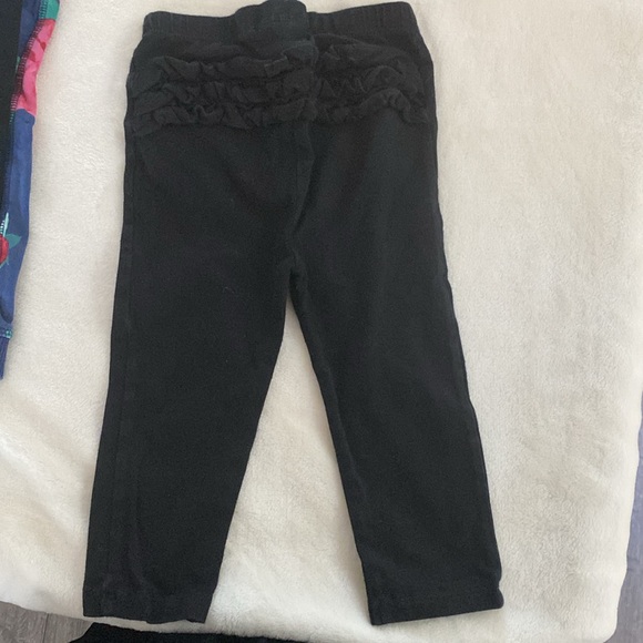 3 pants, 1 top and 1 cropped pants - Picture 4 of 4